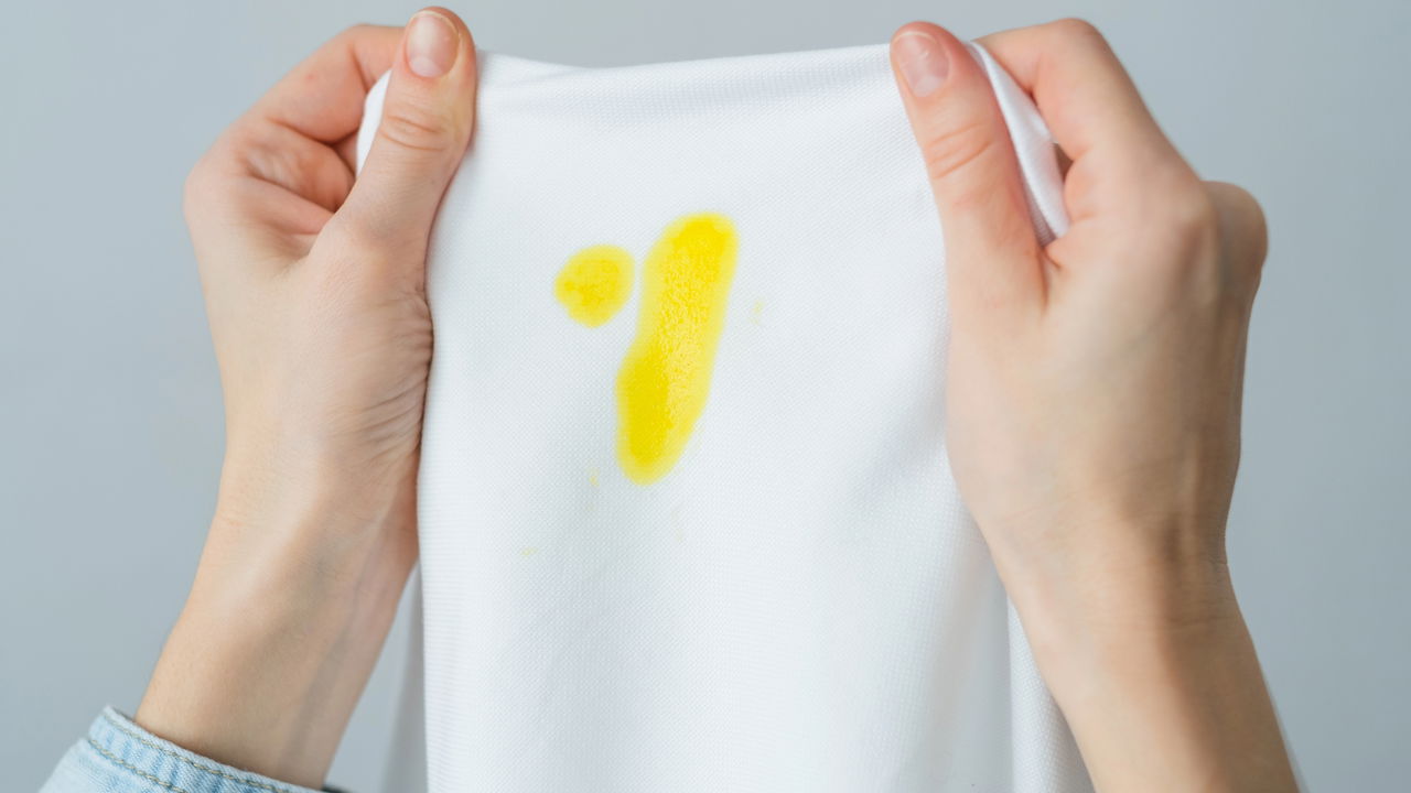 Como tirar mancha amarela da roupa branca de forma simples