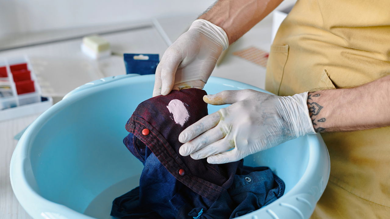 Mistura caseira remove manchas de água sanitária na roupa