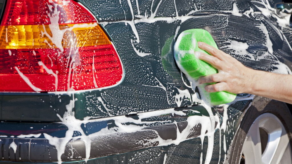 Como o sabão neutro e a esponja macia preservam a pintura e o brilho do carro