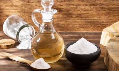 A mistura de sabão em pó com vinagre é frequentemente discutida na limpeza doméstica, despertando curiosidade sobre seus reais efeitos