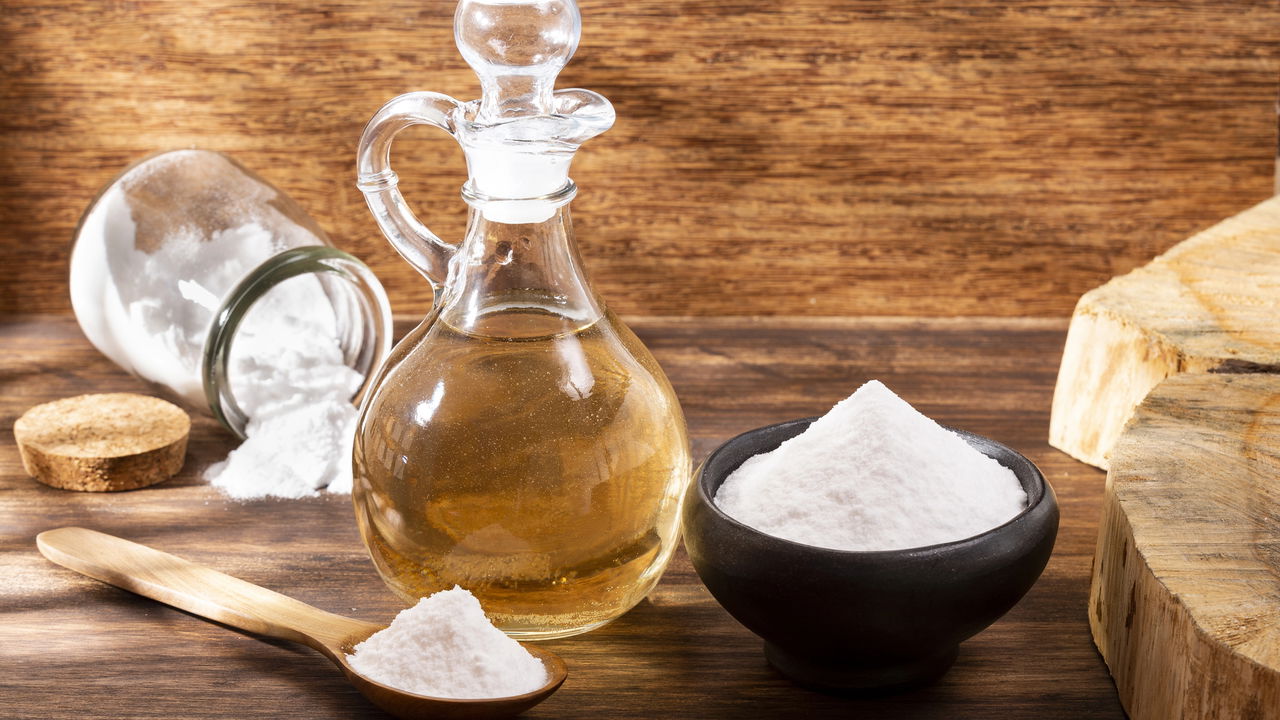 A mistura de sabão em pó com vinagre é frequentemente discutida na limpeza doméstica, despertando curiosidade sobre seus reais efeitos