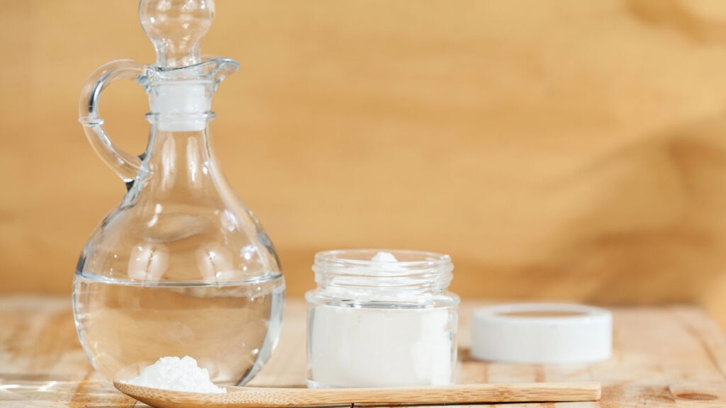 A mistura de sabão em pó com vinagre é frequentemente discutida na limpeza doméstica, despertando curiosidade sobre seus reais efeitos