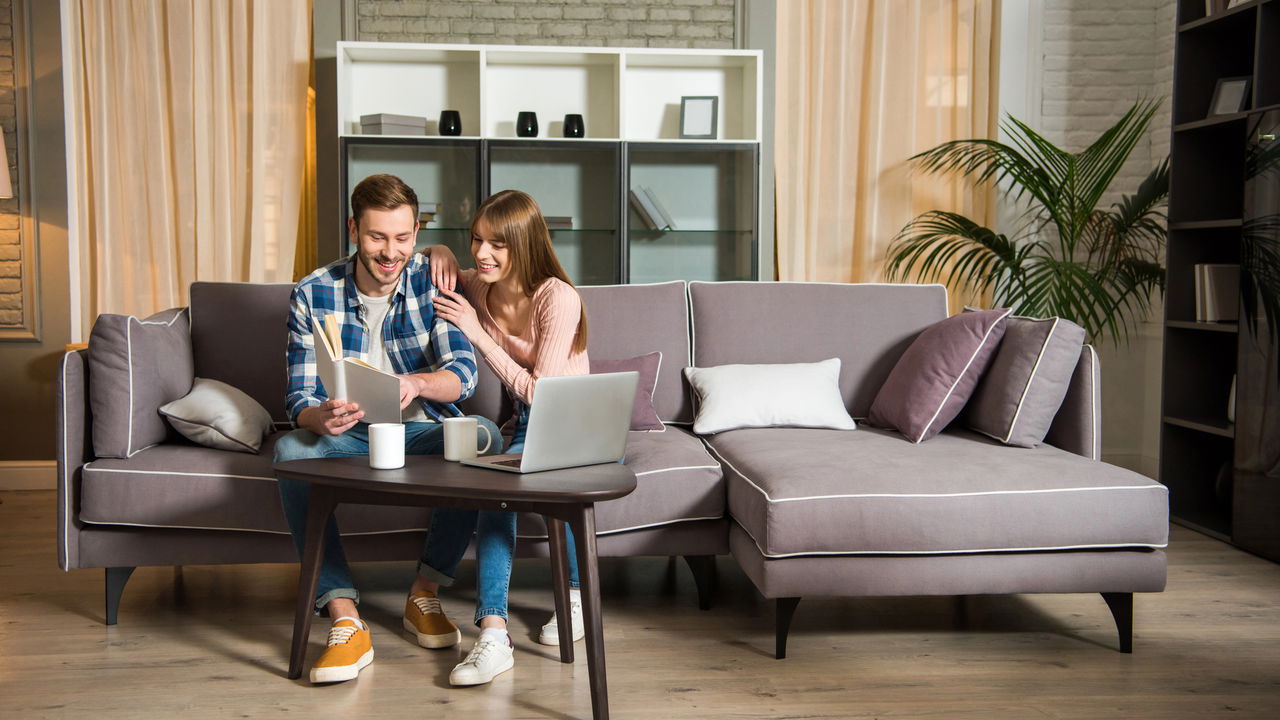 Transforme sua sala de estar em um ambiente novo com pouco dinheiro