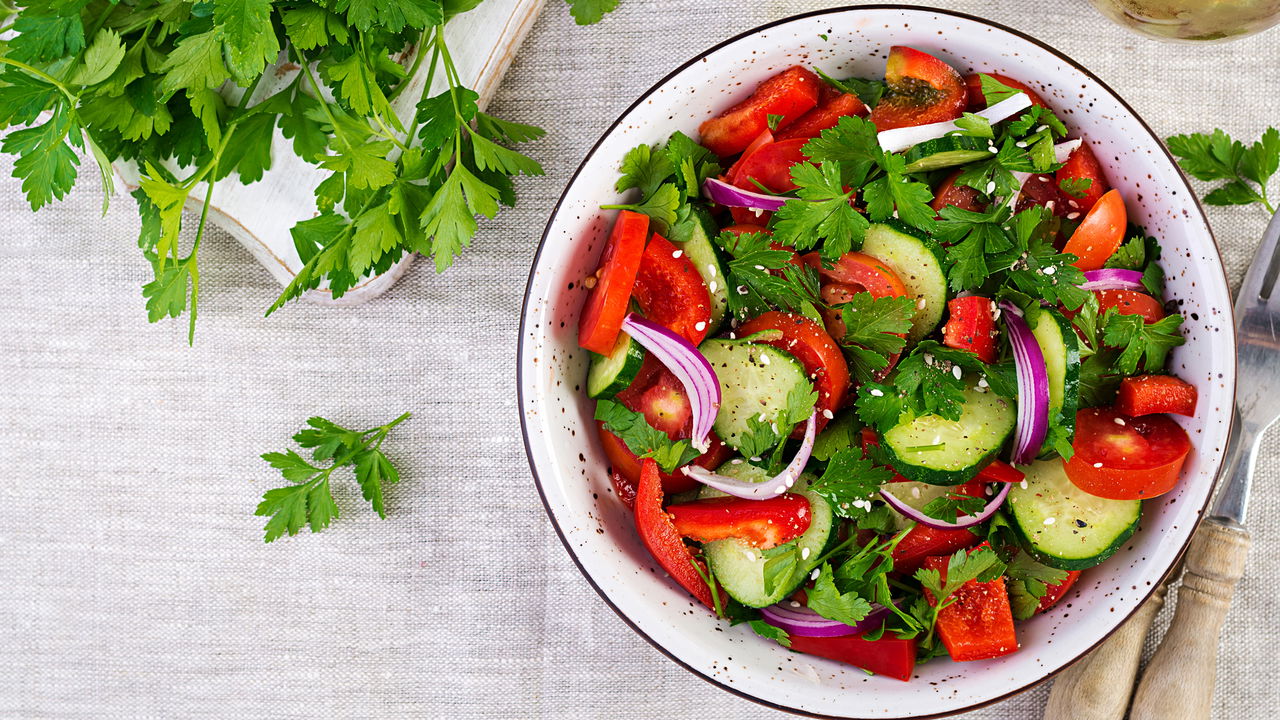 Essa salada tem só 3 ingredientes e é incrível