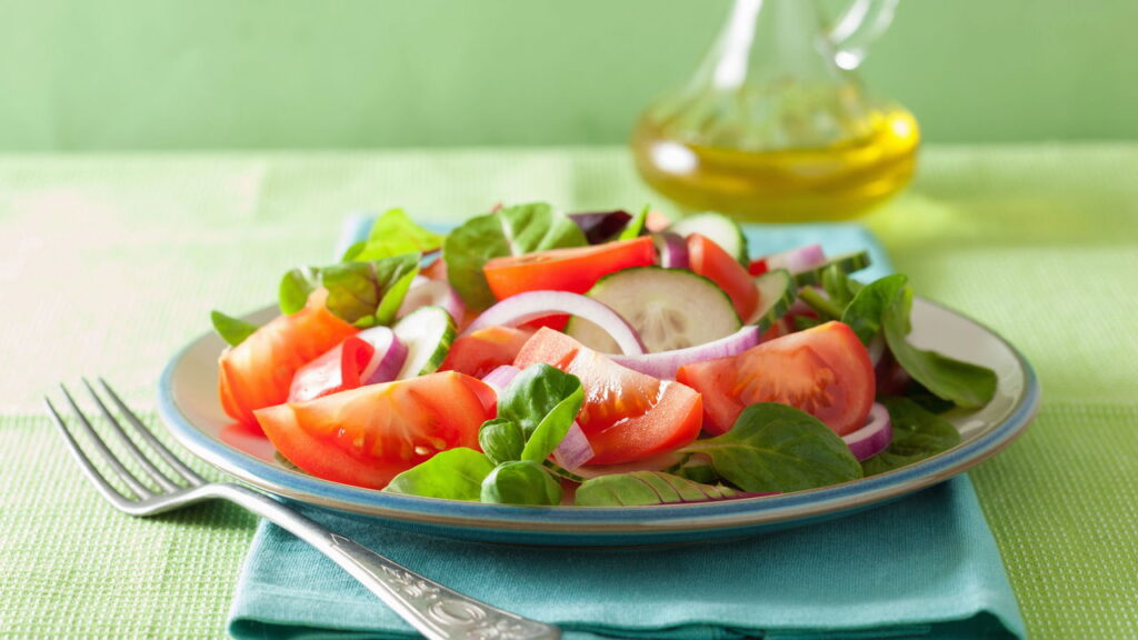 Essa salada tem só 3 ingredientes e é incrível
