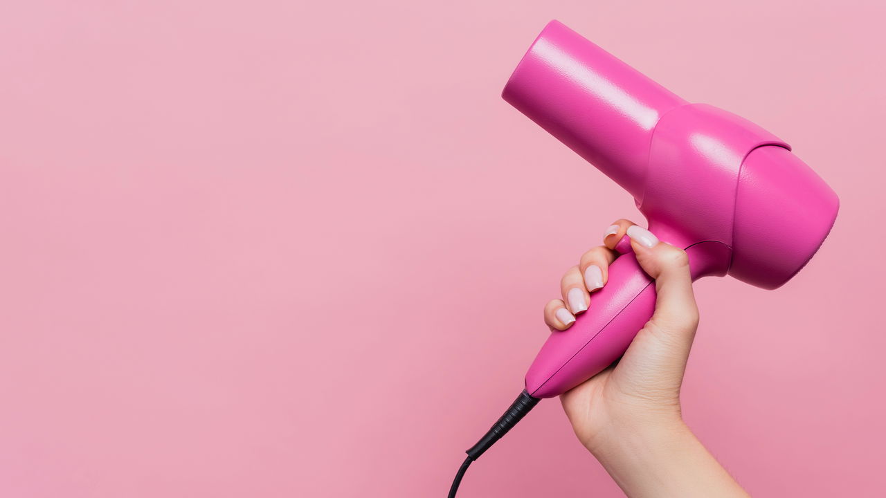 Evitar o uso de protetor térmico antes de secar o cabelo pode trazer consequências sérias à saúde dos fios