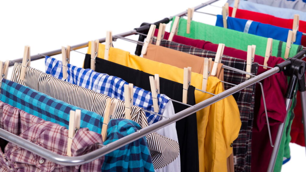 Como usar plástico para secar roupas rápido