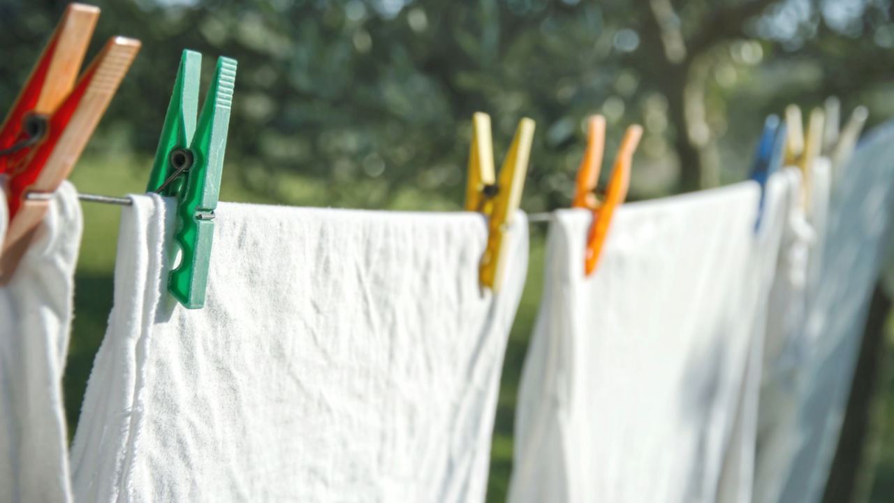 Como usar plástico para secar roupas rápido