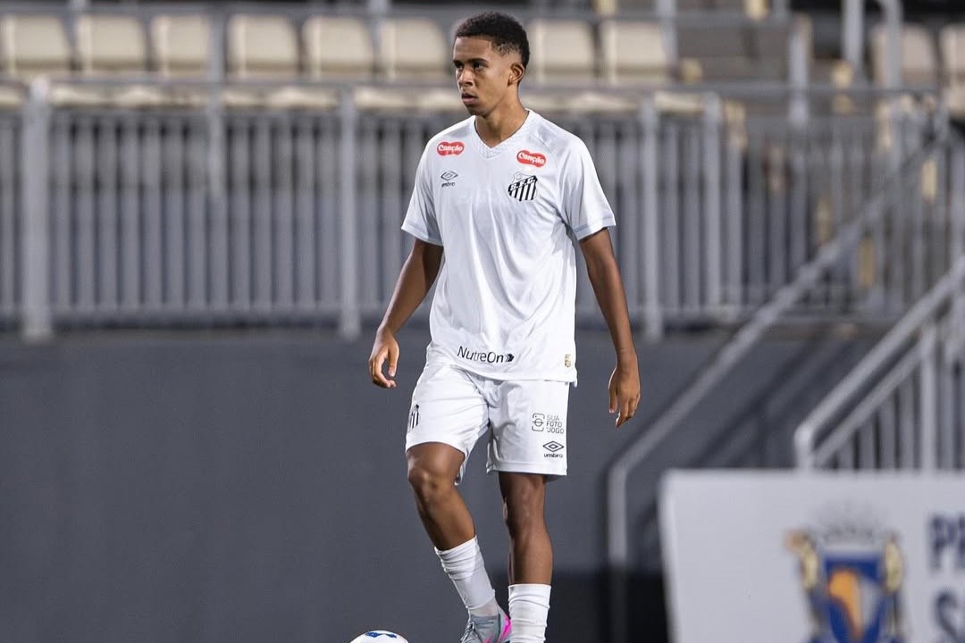 Jovem promessa do Santos renova contrato até 2030