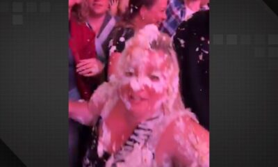 Steve Aoki joga bolo em fã durante show na Alemanha