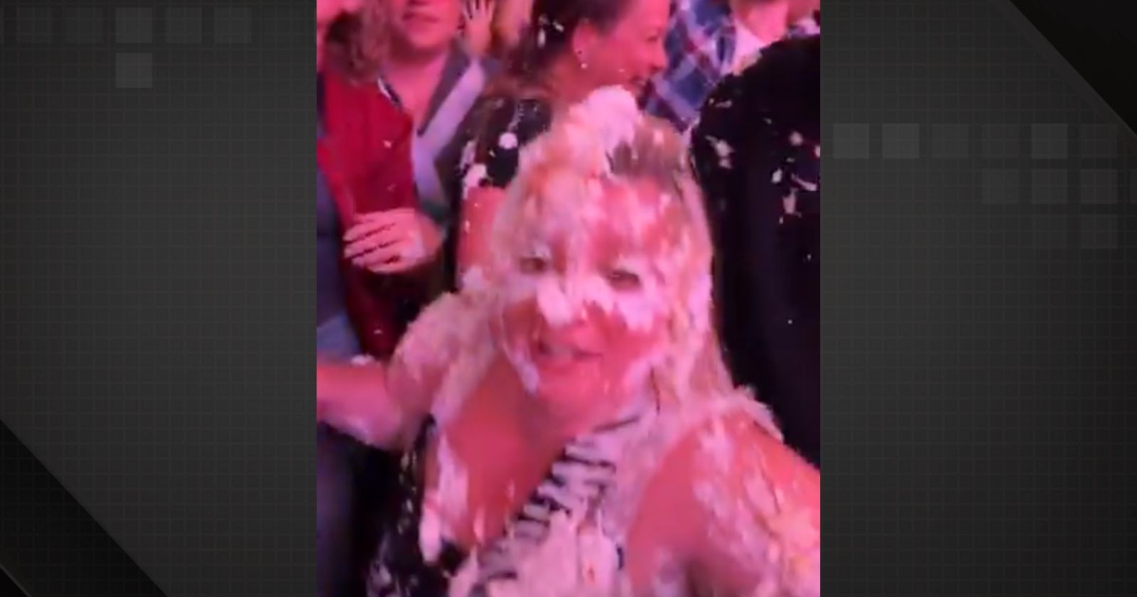 Steve Aoki joga bolo em fã durante show na Alemanha