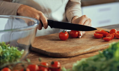 Como limpar tábuas de corte com limão e sal grosso de forma prática
