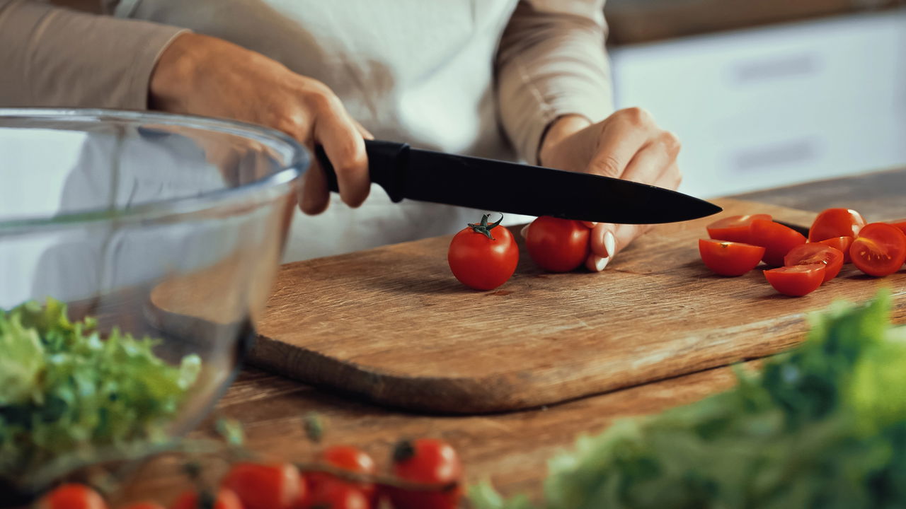 Como limpar tábuas de corte com limão e sal grosso de forma prática