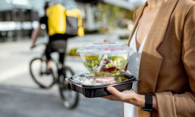 No Brasil, levar marmita ou optar por uma quentinha na hora do almoço é um hábito muito difundido entre trabalhadores e estudantes