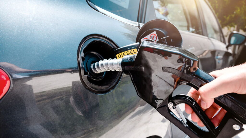 Saiba os riscos de dirigir com o tanque na reserva e como evitar prejuízos