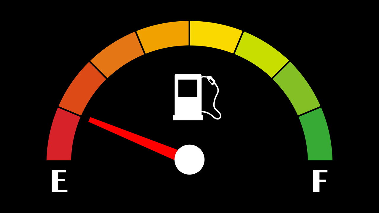 Saiba os riscos de dirigir com o tanque na reserva e como evitar prejuízos
