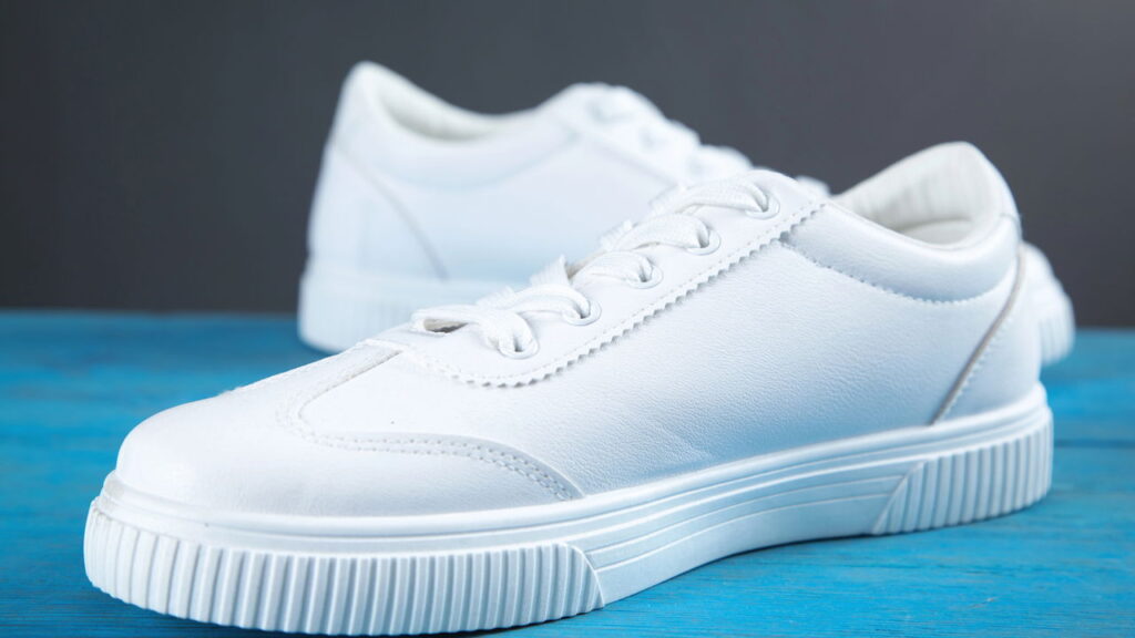 Truque fácil que deixa tênis branco novamente
