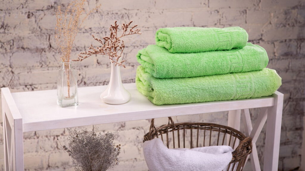 Manter toalhas macias sem recorrer ao amaciante pode parecer difícil, mas técnicas simples e acessíveis tornam isso possível