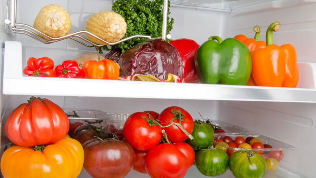 Guardar tomate verde na geladeira pode parecer uma prática comum, mas será que é realmente a melhor opção para manter a qualidade do fruto