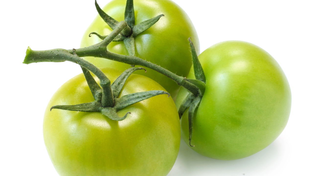 Guardar tomate verde na geladeira pode parecer uma prática comum, mas será que é realmente a melhor opção para manter a qualidade do fruto