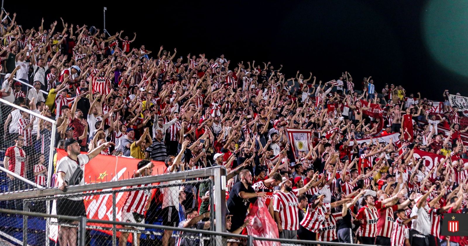 Torcida do Estudiantes faz foguetório em hotel do Flamengo antes da Libertadores