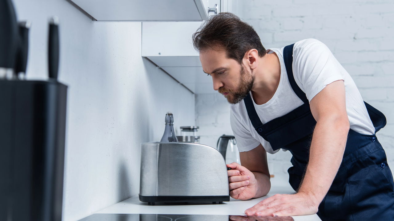 Uma torradeira que demora para esquentar geralmente indica que algum aspecto do funcionamento interno está comprometido