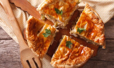 Torta de frango com massa folhada no forno de forma simples