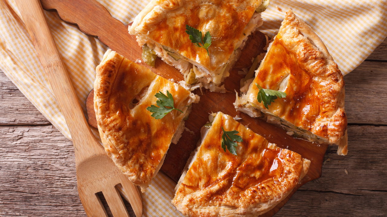 Torta de frango com massa folhada no forno de forma simples