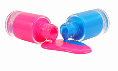 O uso de esmalte cintilante pode transformar suas unhas, oferecendo não só brilho, mas também a ilusão de alongamento que realça a beleza das mãos