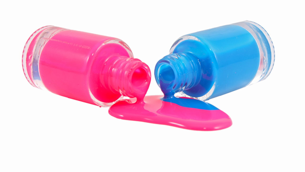 O uso de esmalte cintilante pode transformar suas unhas, oferecendo não só brilho, mas também a ilusão de alongamento que realça a beleza das mãos