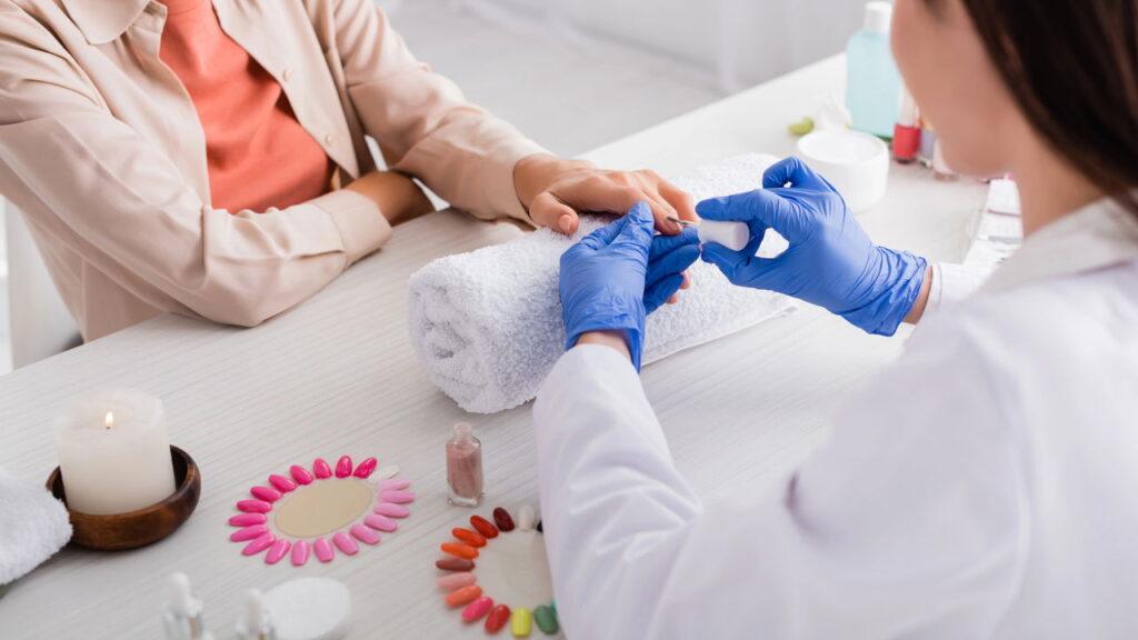 Quando o esmalte nas unhas começa a escurecer, muitas pessoas ficam em dúvida sobre as razões por trás dessa alteração de cor