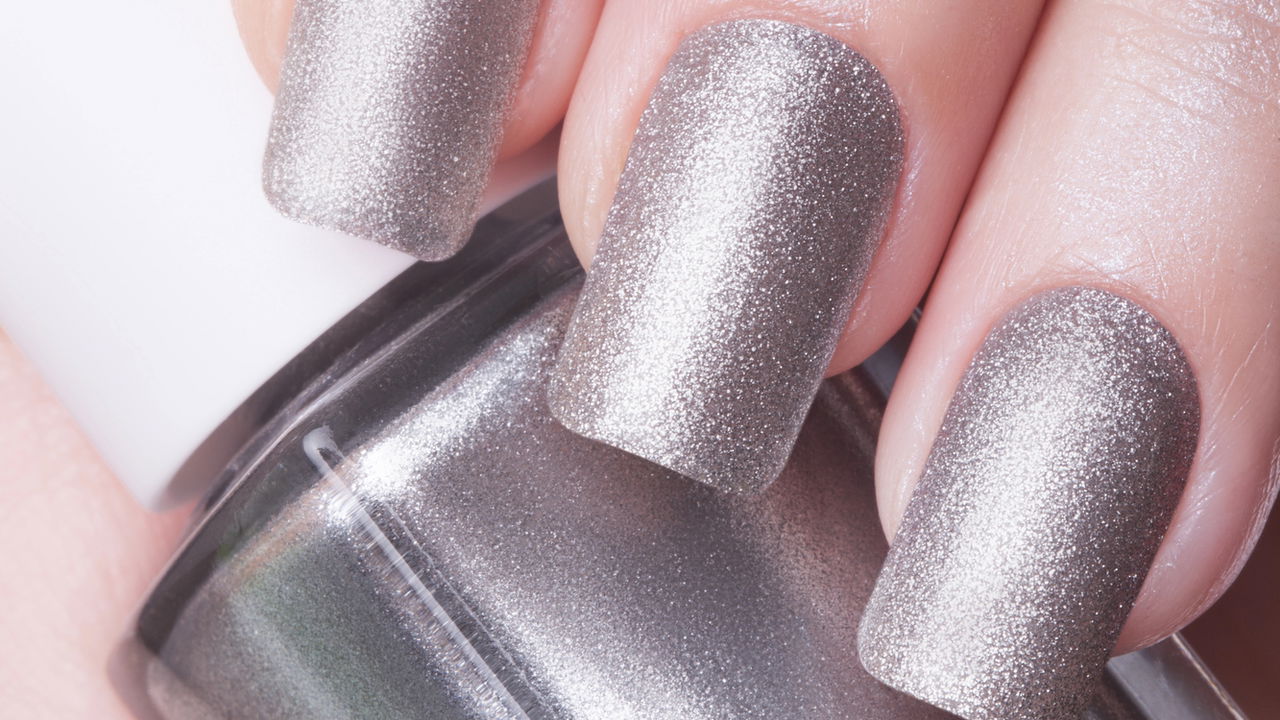 Manter o esmalte metálico nas unhas por semanas pode parecer uma ótima ideia devido ao acabamento luxuoso e ao brilho diferenciado que valoriza as mãos