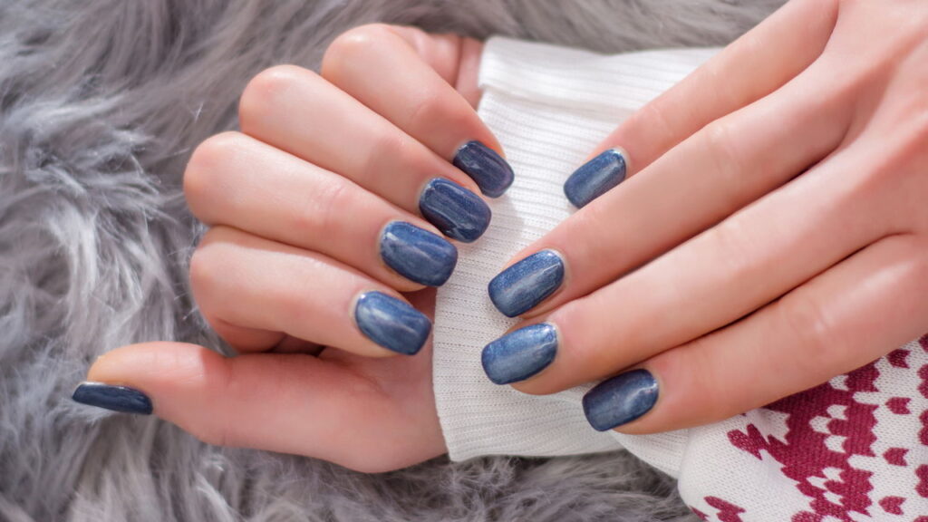 Manter o esmalte metálico nas unhas por semanas pode parecer uma ótima ideia devido ao acabamento luxuoso e ao brilho diferenciado que valoriza as mãos