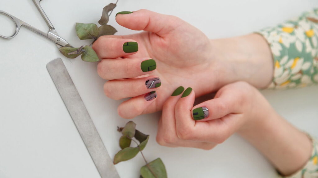 Os esmaltes verdes dominaram as passarelas internacionais e conquistaram espaço nas prateleiras de beleza