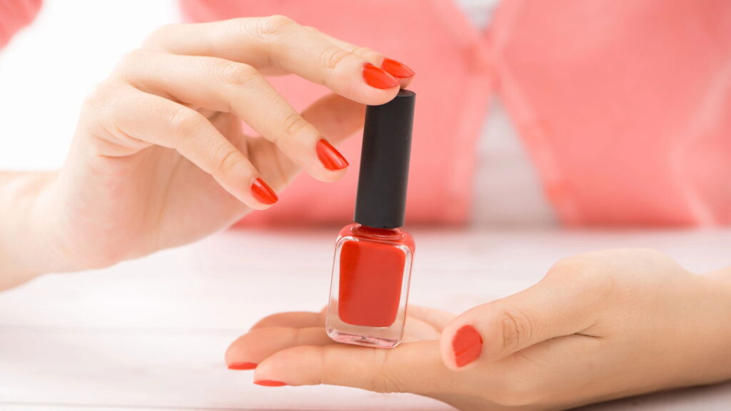 O esmalte vermelho é um clássico que nunca sai de moda, mas neste mês ele está mais em alta do que nunca