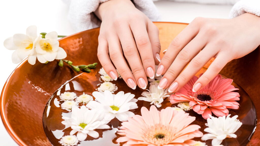 Manter as unhas saudáveis e brilhantes pode ser um desafio para muitas pessoas, especialmente devido à exposição diária a agentes agressivos como detergentes e poluição