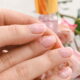 Unha que dobram facilmente são frequentemente um indicativo de problemas de saúde subjacentes ou deficiências nutricionais importantes