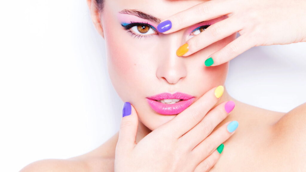 Pintar cada unha de uma cor é uma tendência inovadora que vem conquistando espaço no universo da moda e da beleza