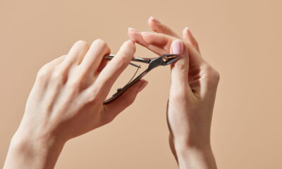 Toques personalizados mantêm unhas jelly vibrantes e estilosas