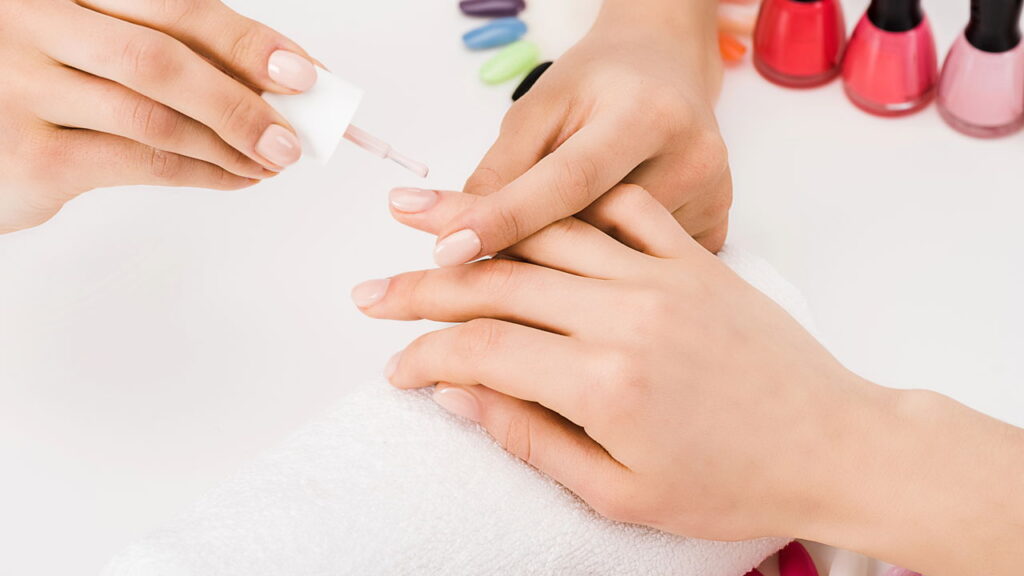 Toques personalizados mantêm unhas jelly vibrantes e estilosas