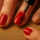 Pintar as unhas é uma prática muito apreciada para manter as mãos bonitas e bem cuidadas, mas muitas pessoas acabam aplicando um novo esmalte sem remover o antigo