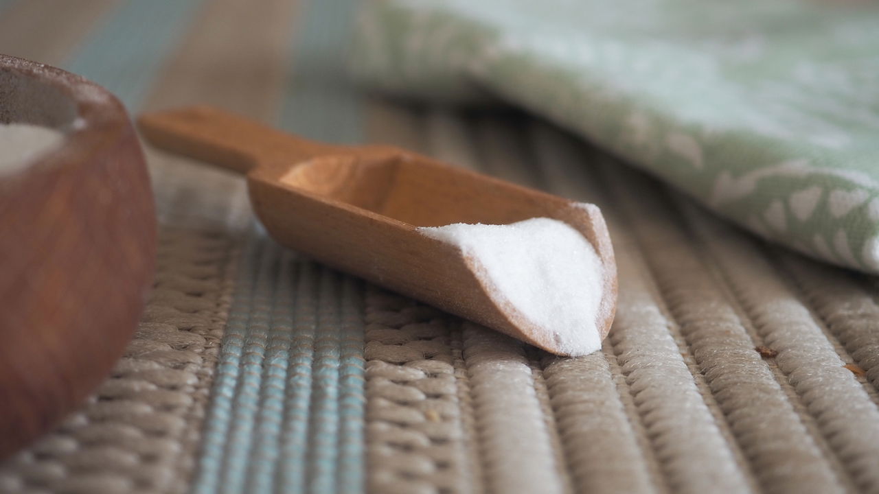 Eliminar odores do ralo da pia pode ser desafiador, mas o bicarbonato é uma solução prática e eficaz