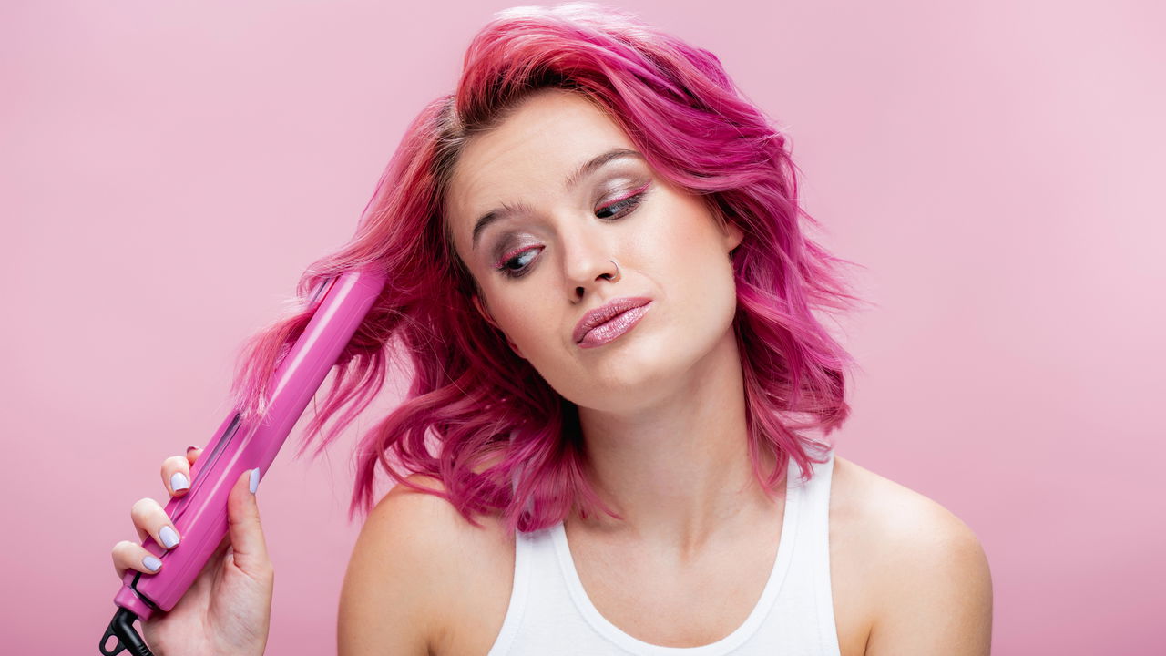 O uso diário da chapinha é bastante comum para quem deseja cabelos lisos e alinhados, mas essa frequência pode trazer consequências negativas