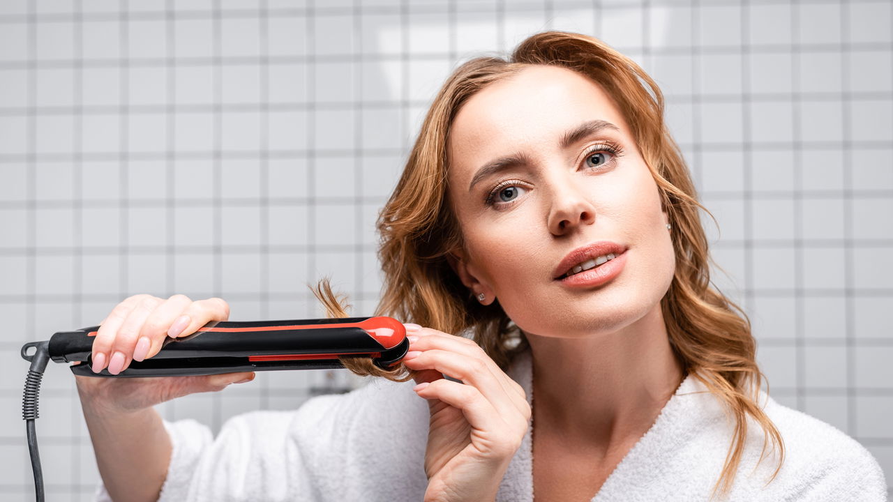 Se seus cabelos quebradiços estão precisando de cuidados após o uso excessivo de chapinha, este guia foi feito para você