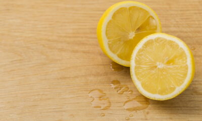 As tábuas de plástico são altamente práticas na cozinha, mas com o tempo, ficam facilmente manchadas por vegetais, carnes e temperos