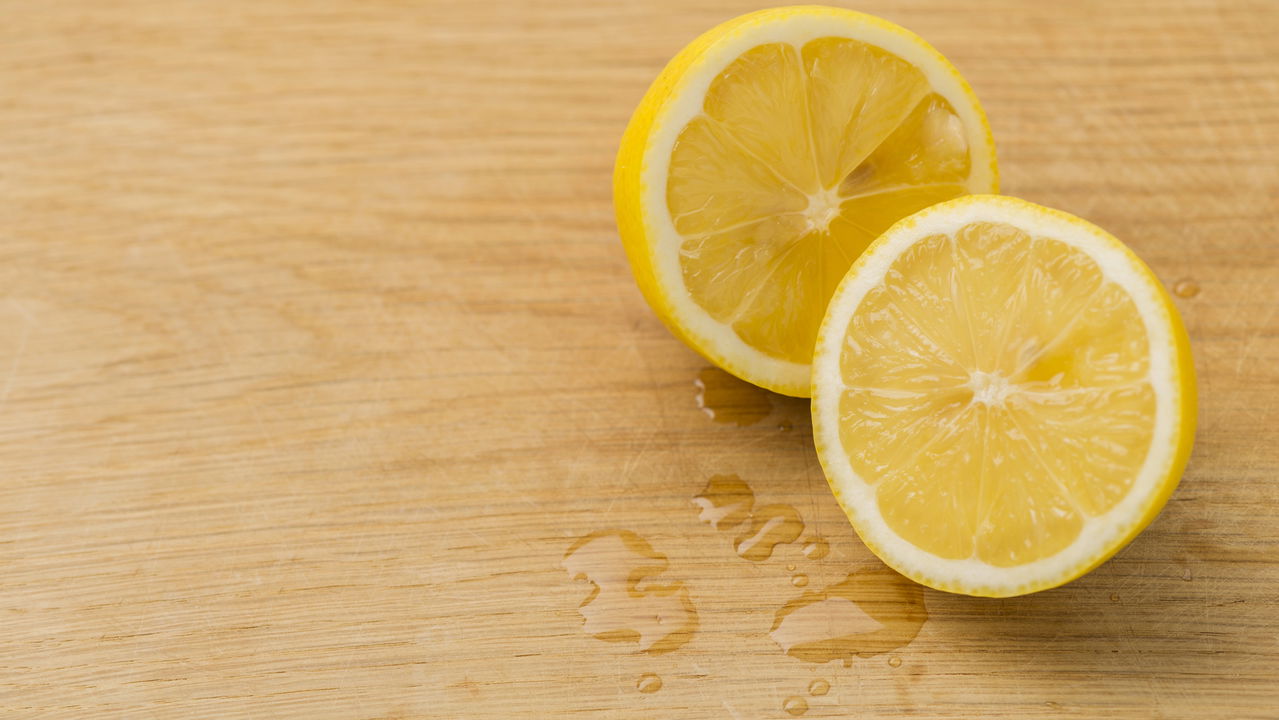 As tábuas de plástico são altamente práticas na cozinha, mas com o tempo, ficam facilmente manchadas por vegetais, carnes e temperos