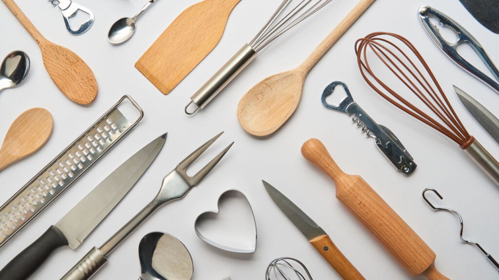 A determinação do plural de utensílios de cozinha como raladores, espremedores e pegadores é um tema importante para quem deseja se comunicar de forma correta no universo culinário
