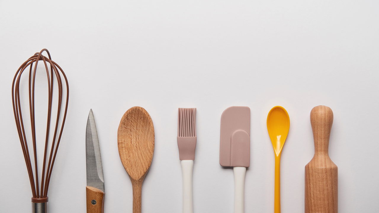 A determinação do plural de utensílios de cozinha como raladores, espremedores e pegadores é um tema importante para quem deseja se comunicar de forma correta no universo culinário