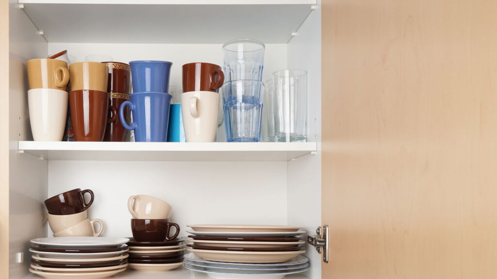 Truque japonês melhora a forma de guardar copos e xícaras