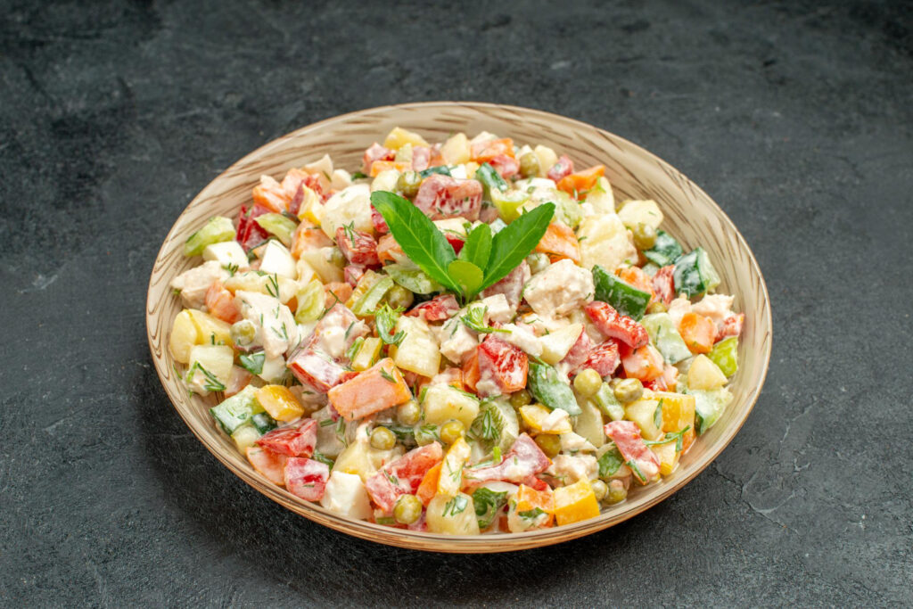 O segredo por trás do salpicão de frango que nunca falta nas festas brasileiras